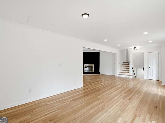 5th image of 2616 Hawthorne Dr NE