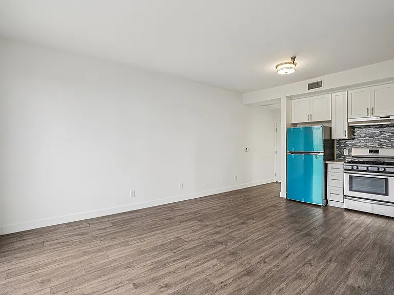 165 N Hoover St — Photo 10