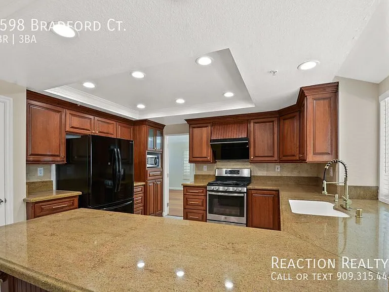 6598 Bradford Ct — Photo 2