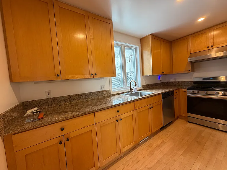 128 Wilmot St — Photo 11