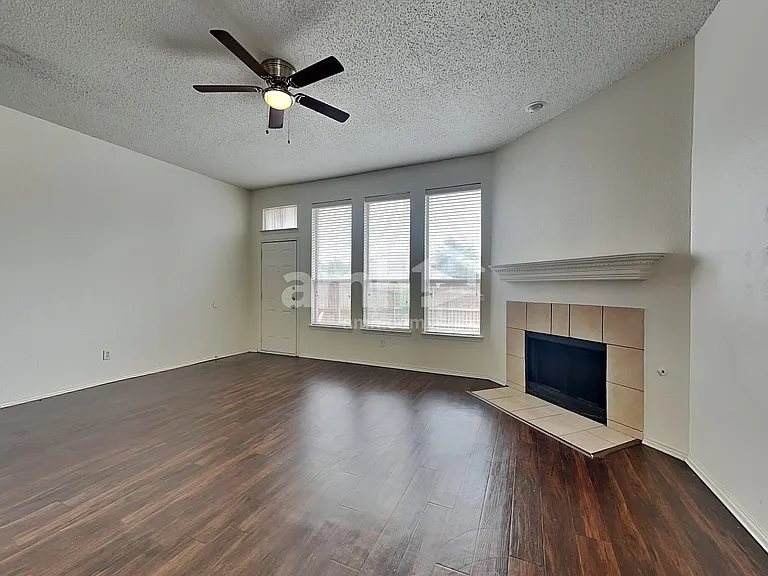 300 Trailwood Dr — Photo 7