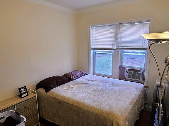 2nd image of 618 W Wellington Ave APT 1N