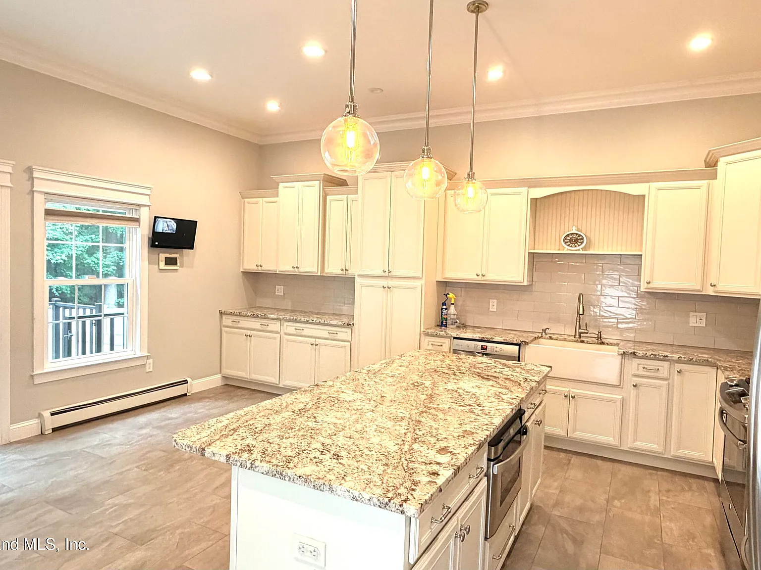 3 bed, 2.5 bath, 2474 sqft, $4,000 — Photo 4