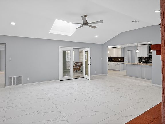 4th image of 835 38th St SE