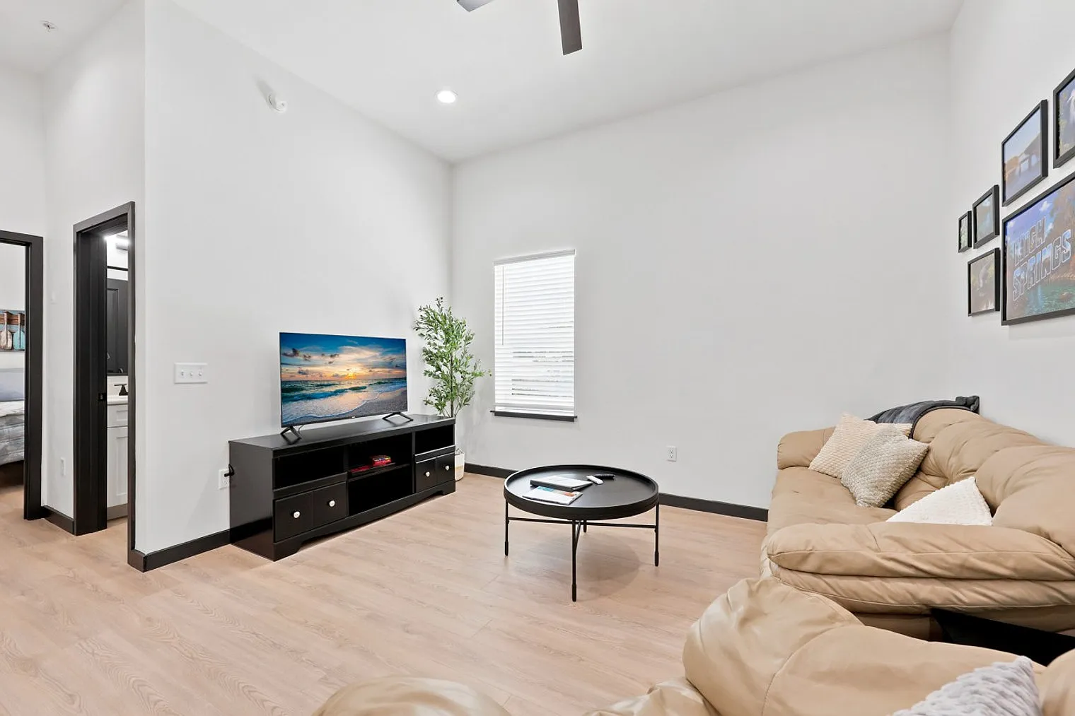 2 bed, 2.0 bath, 861 sqft, $3,986 — Photo 4