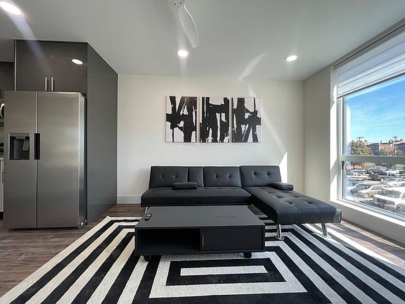 3rd image of 4904 Spruce St #407D