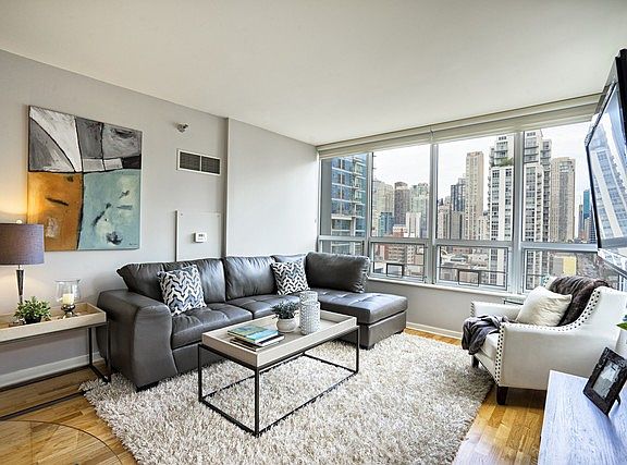 4th image of 330 W Grand Ave APT 1401