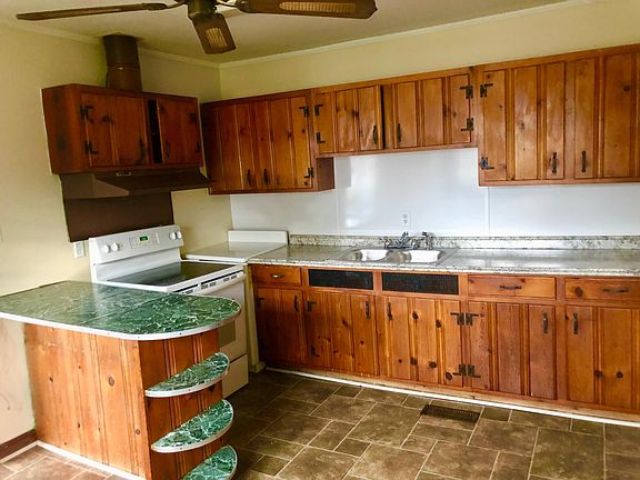 3rd image of 4400 Summerhill Dr