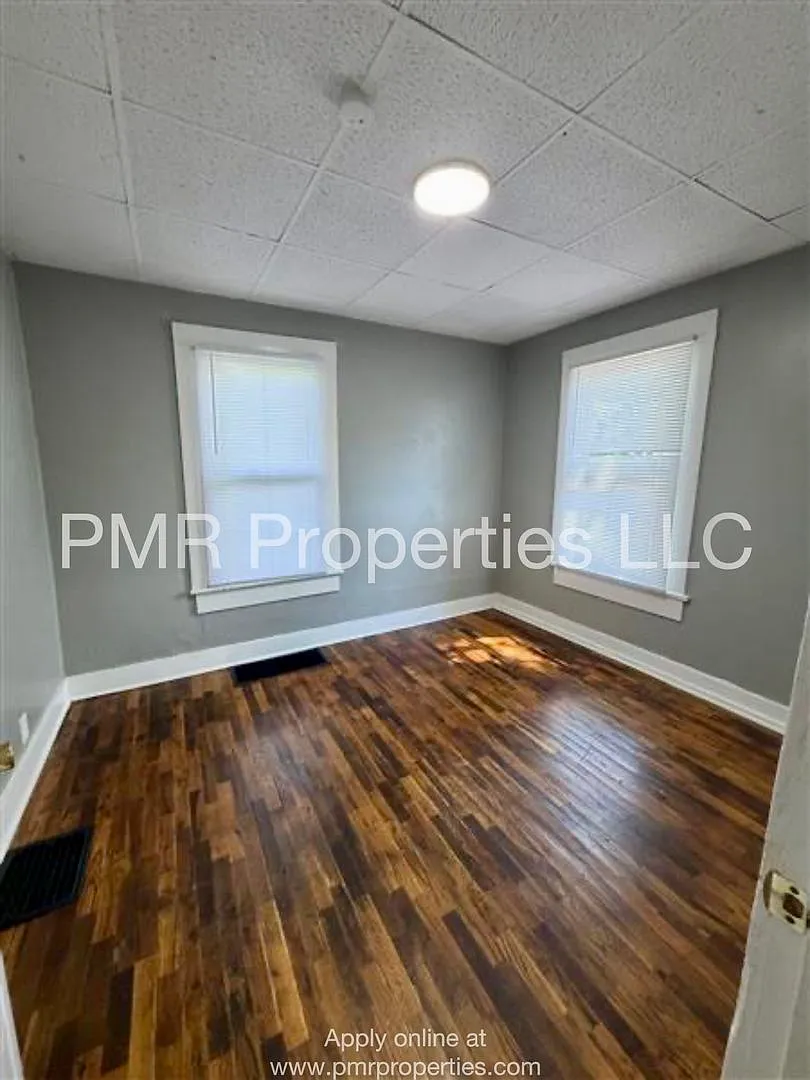 2 Bedrooms/1 Bathroom House — Photo 4