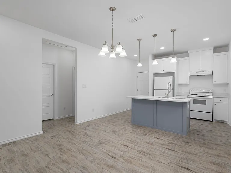 411 Hinojosa Dr — Photo 4