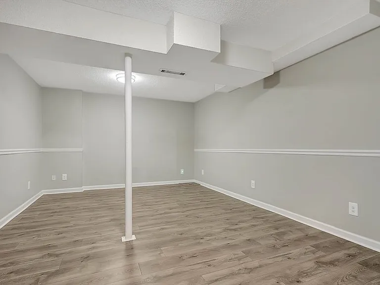 8102 Gladys Ln — Photo 21