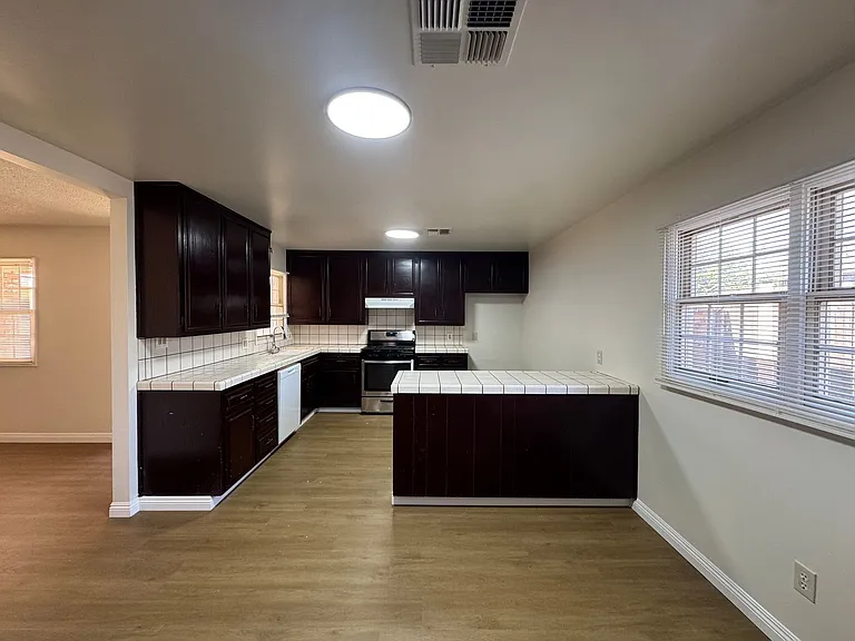 210 Douglas St — Photo 2
