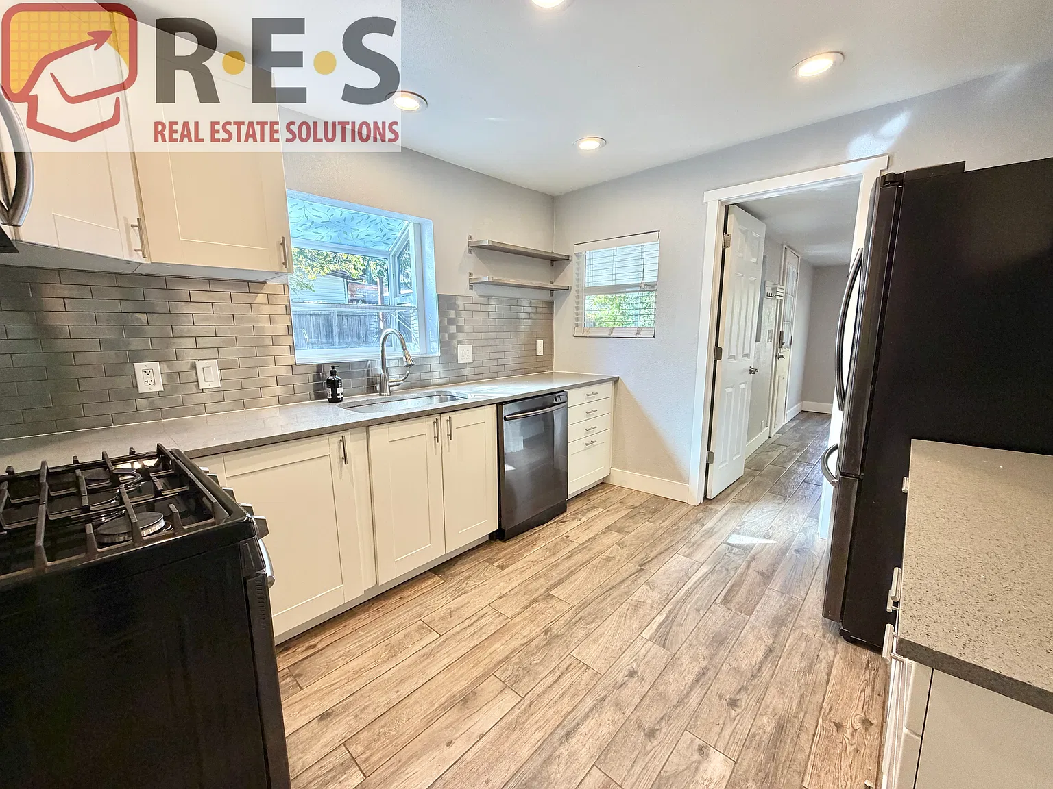 2 bed, 849 sqft, $2,370 — Photo 3
