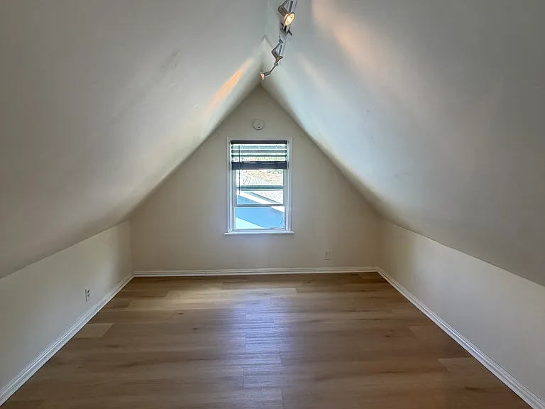 312 E Peace St — Photo 8