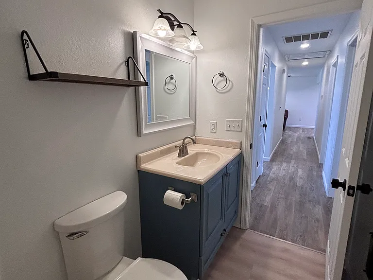 214 E Hyde St — Photo 5