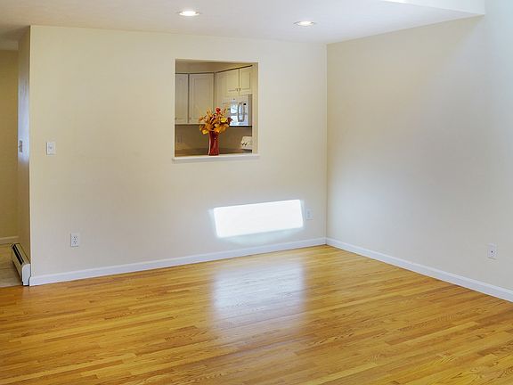 4th image of 72 Stratford Pl #38