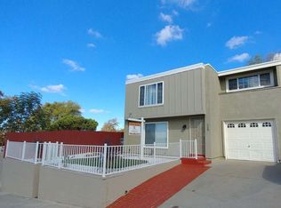 528 Raintree Dr, Vista, CA 92084