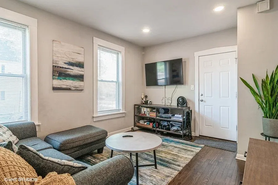 2 bed, 865 sqft, $2,000 — Photo 1