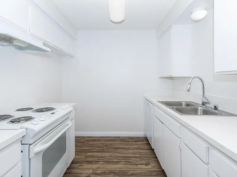 Emerald Victoria Apartments — Photo 19