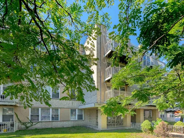 2501 W Touhy Ave APT 201, Chicago, IL 60645