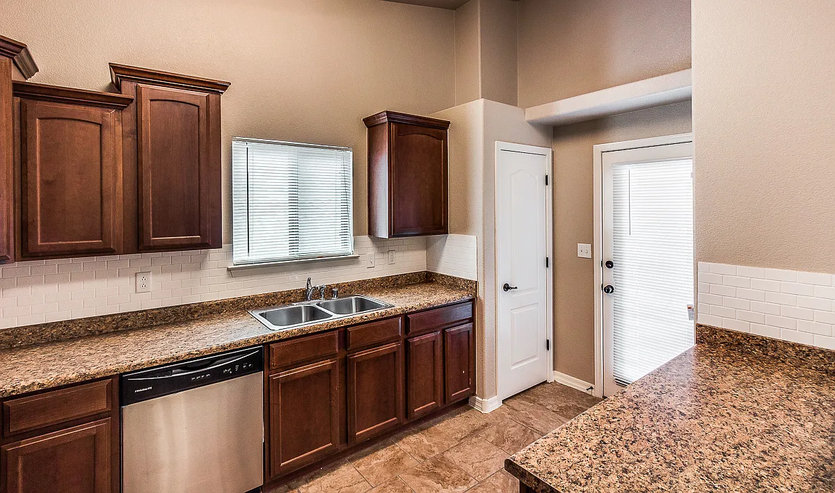 Spacious 4 Bedroom Home with Refrigerated Air for Rent - — Photo 3