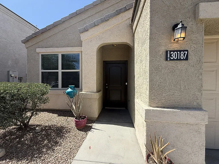 30187 W Avalon Dr — Photo 2