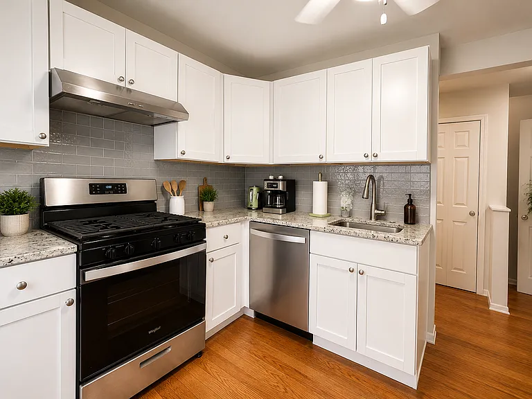 320 W Wilson St — Photo 2