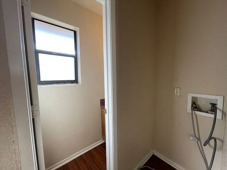 1108 Leslie — Photo 14
