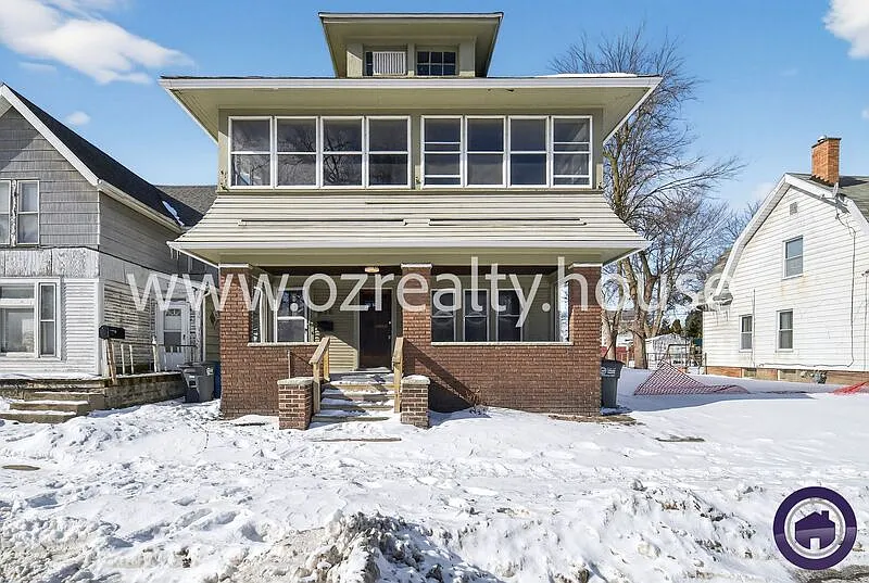 834 Oak St photo 1