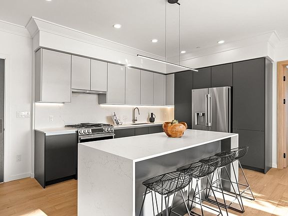 5th image of 388 Washington St #404