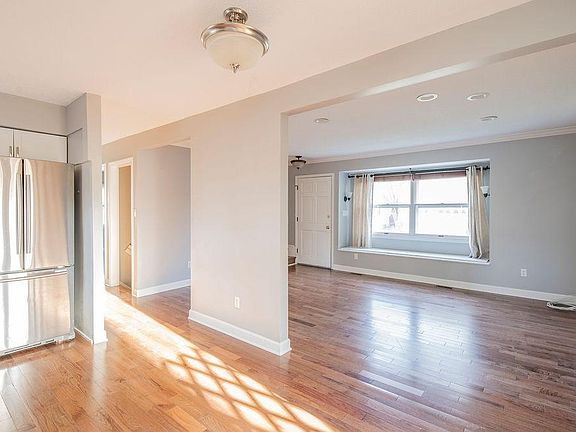 4th image of 590 Linden St