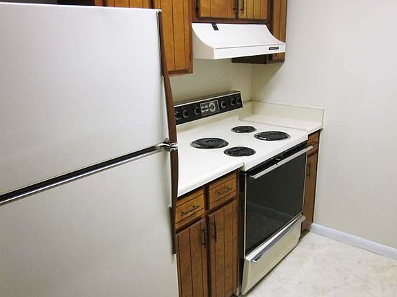 5th image of 2 Wooddale Dr APT B