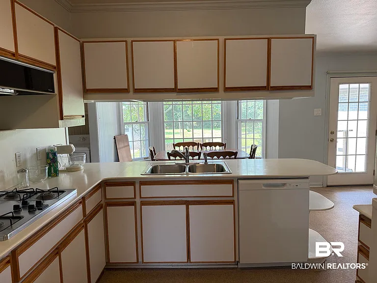110 Patrician Dr — Photo 6