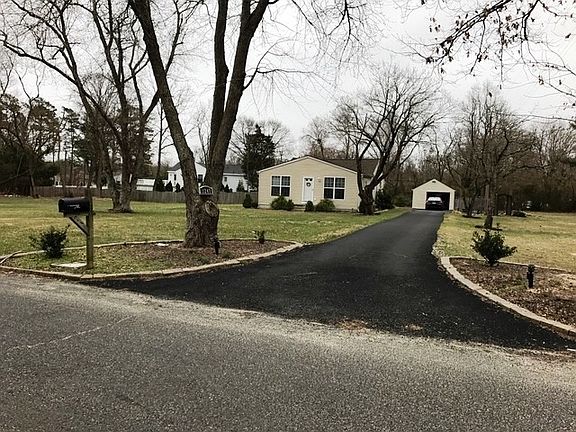 Front yard, private drive.