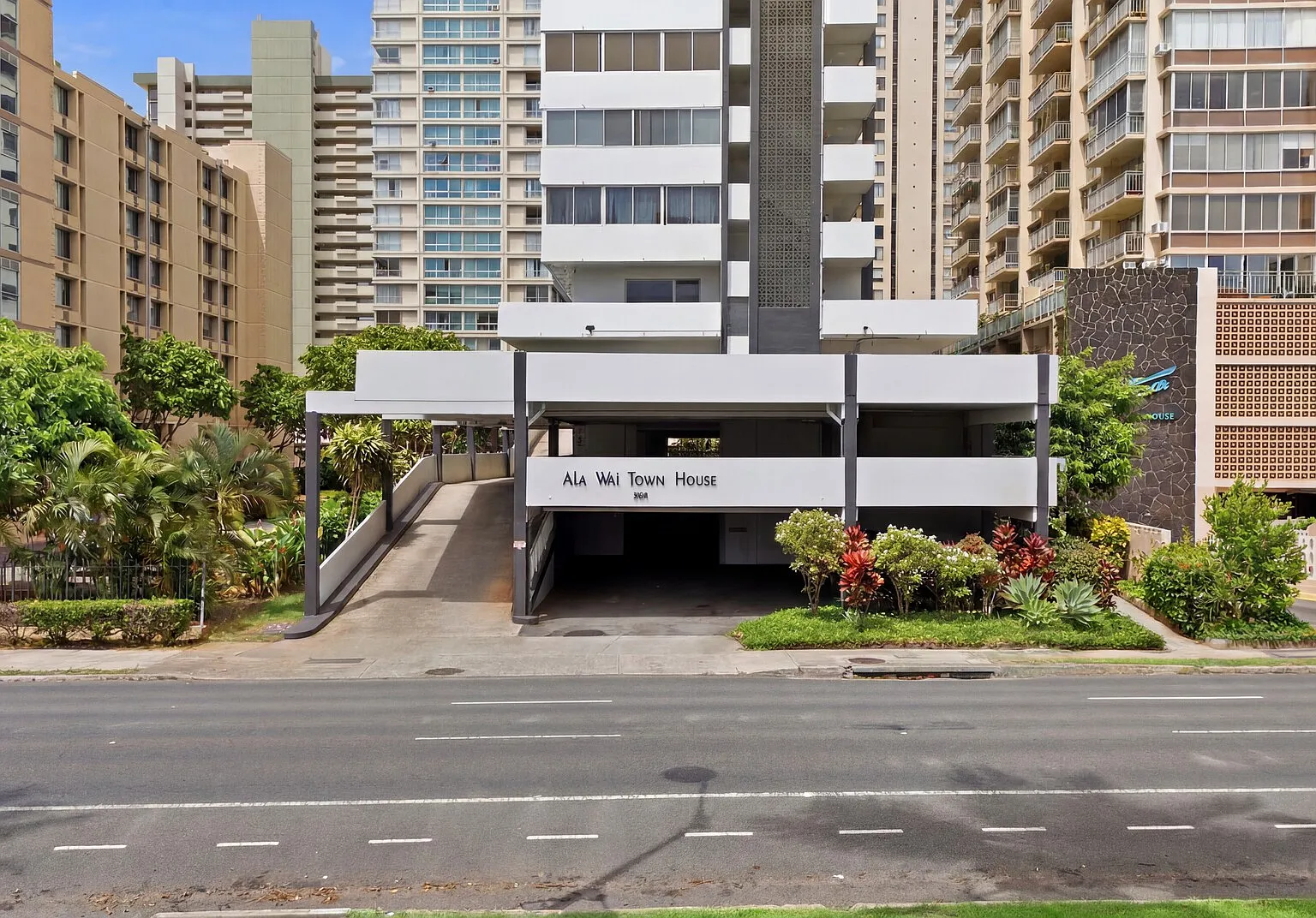 Waikiki Penthouse | Walk to Beach — Photo 1
