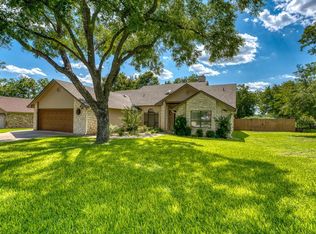 250 Meadowlakes Dr, Meadowlakes, TX 78654