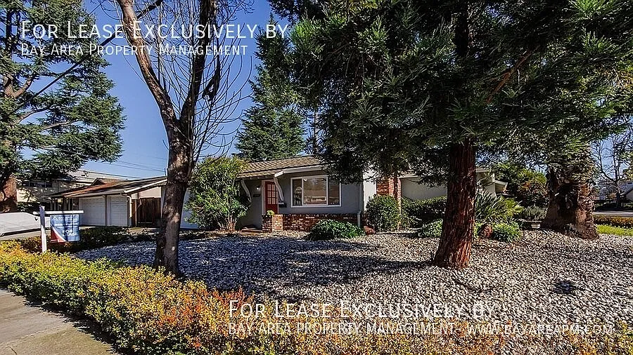 2BD/1BA Charming Updated Duplex w/ Hardwood Floors, A/C & Attached Garage — Photo 1