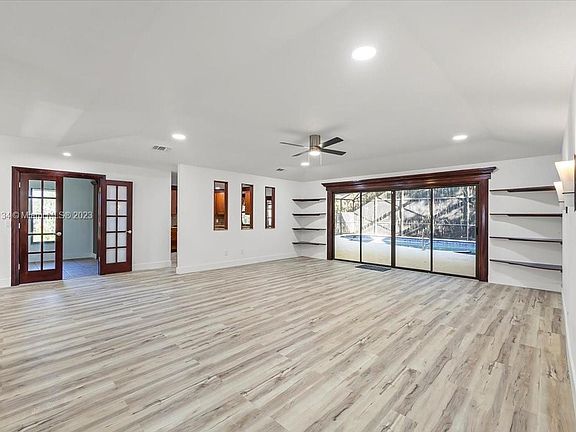 5th image of 285 SE Verada Ave
