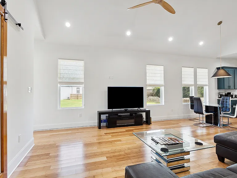 2129 Angela Ave — Photo 6