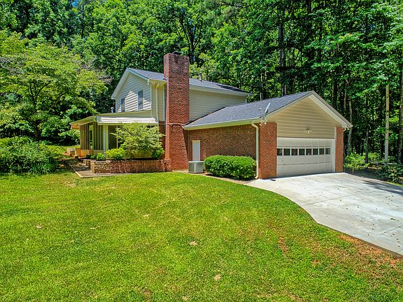 3rd image of 110 Carriage Ln