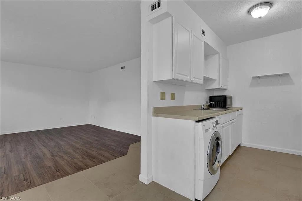 2 bed, 2.0 bath, 886 sqft, $1,575 — Photo 2