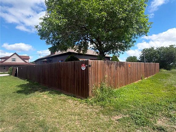 4th image of 726 N Avenue B