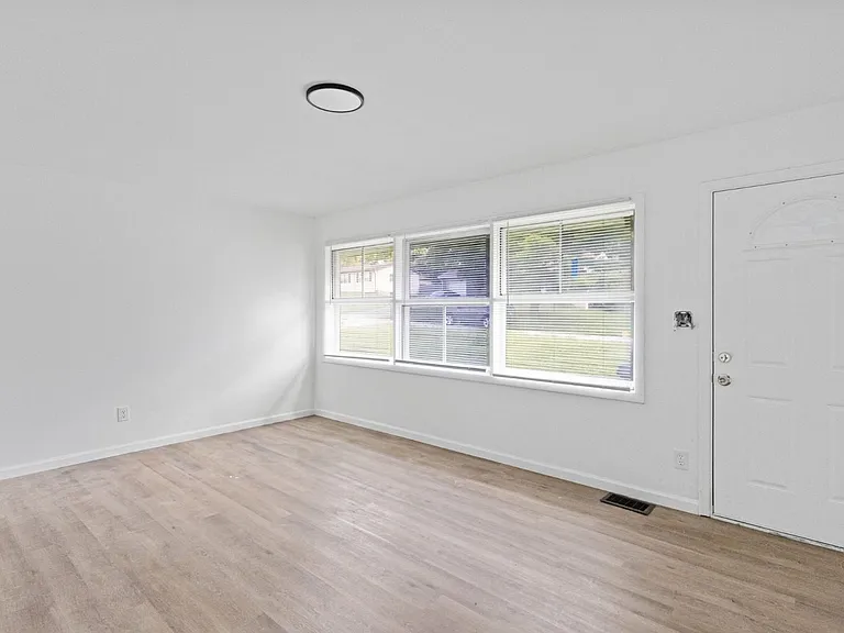 9835 Winkler Dr — Photo 4