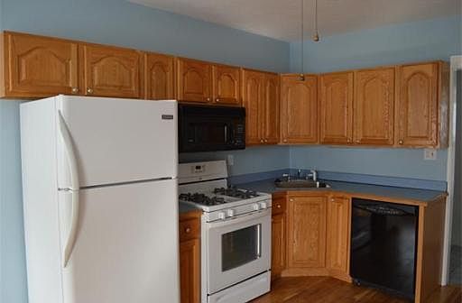 5th image of 33 Greenwood St