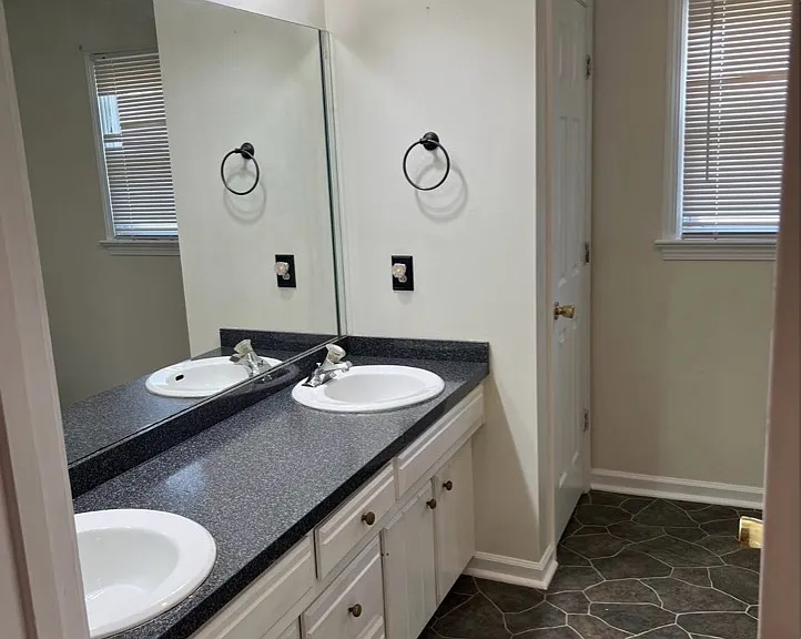 121 Canterbury St — Photo 11
