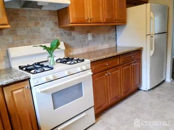 5 Coventry Ct, Matawan, NJ 07747