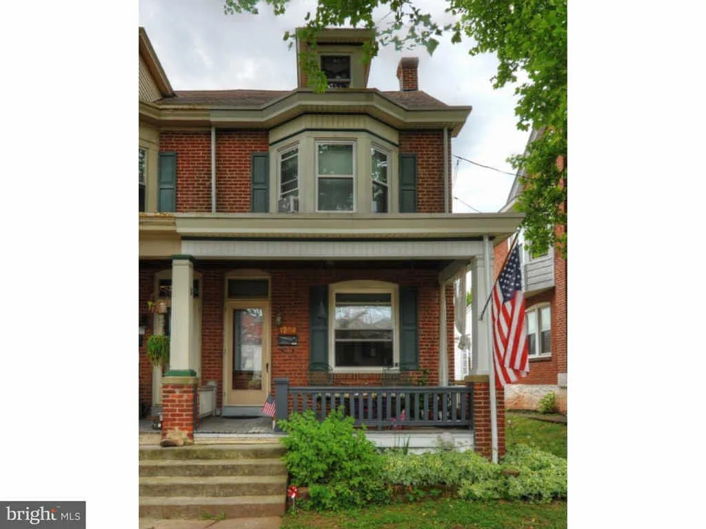 1204 Queen St photo 1