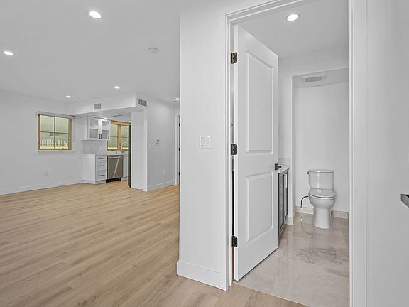 5th image of 11474 Moorpark St #1