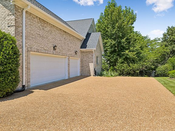 4th image of 402 Five Oaks Blvd