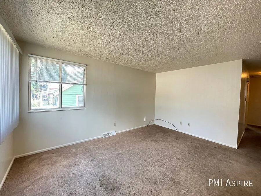 Delightful 3 Bed, 1 Bath Home — Photo 2
